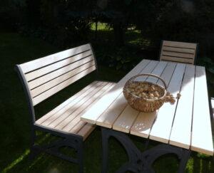 Meble ogrodowe drewniane krzesła ławka stół